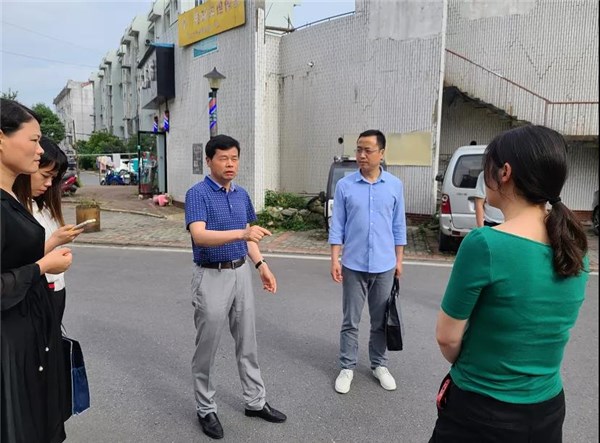 陈忠才赴建平镇中港社区督查指导文明创建工作